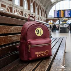 Magia de andén y estilo urbano en un solo accesorio: la Mochila Plataforma 9 3/4 Harry Potter celebra el icono del Hogwarts Express mientras te acompaña en el día a día con practicidad real. 